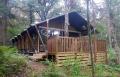 Le Refuge: cabane-tente au milieu de la forêt
