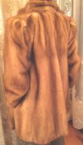 Sublime manteau de vison de couleur claire, fauve-beige, de chez Karoll Fourrures.