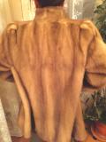 Sublime manteau de vison de couleur claire, fauve-beige, de chez Karoll Fourrures.