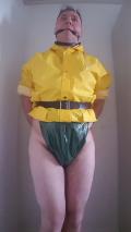 Attachez-moi, bâillonnez-moi et pendez-moi avec des vêtements en PVC