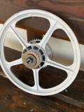 Roues de vélomoteur arrière 16 et 17